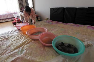 库尔勒楼上漏水，住户失联，小区没物管，业主维权难！律师来支招……